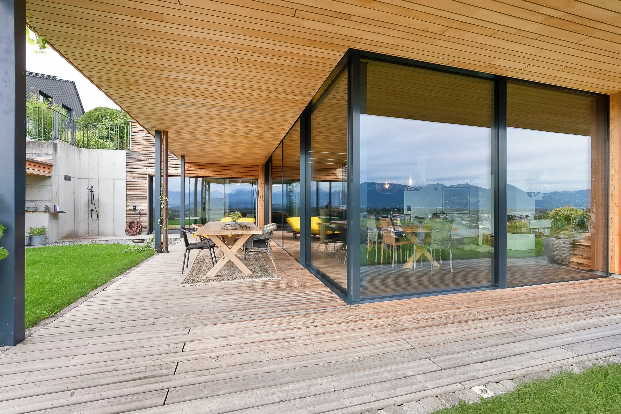 Rahmenlose Schiebefenster mit Bergpanorama — Sky-Frame Fly Neubau Marbach