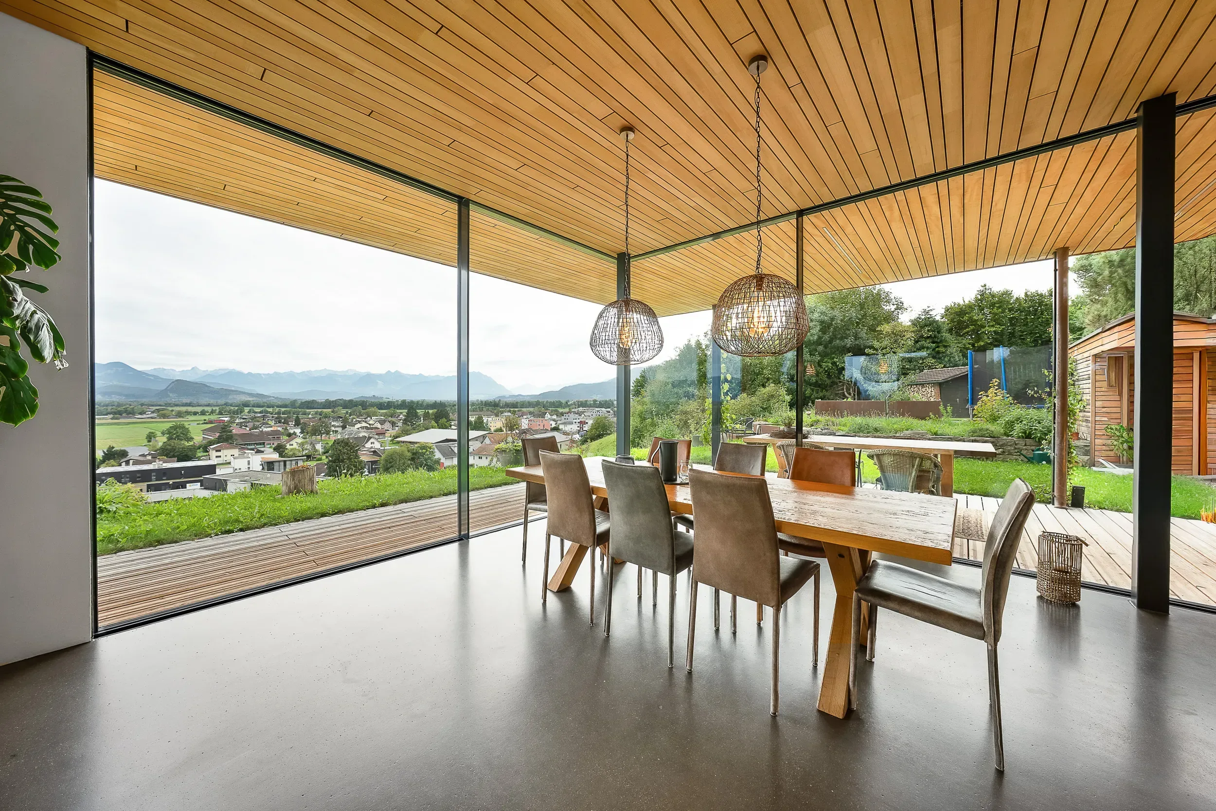 Rahmenlose Sky-Frame-Verglasung mit Holzterrasse und Alpenpanorama — Neubau Marbach
