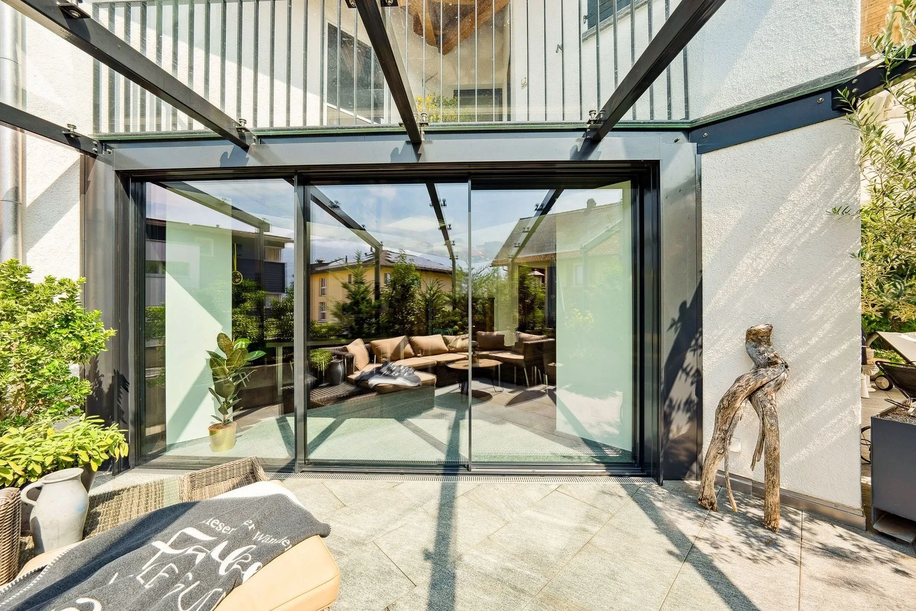 Rahmenloses Schiebefenster von Sky-Frame bringt Licht in das bestehende Einfamilienhaus