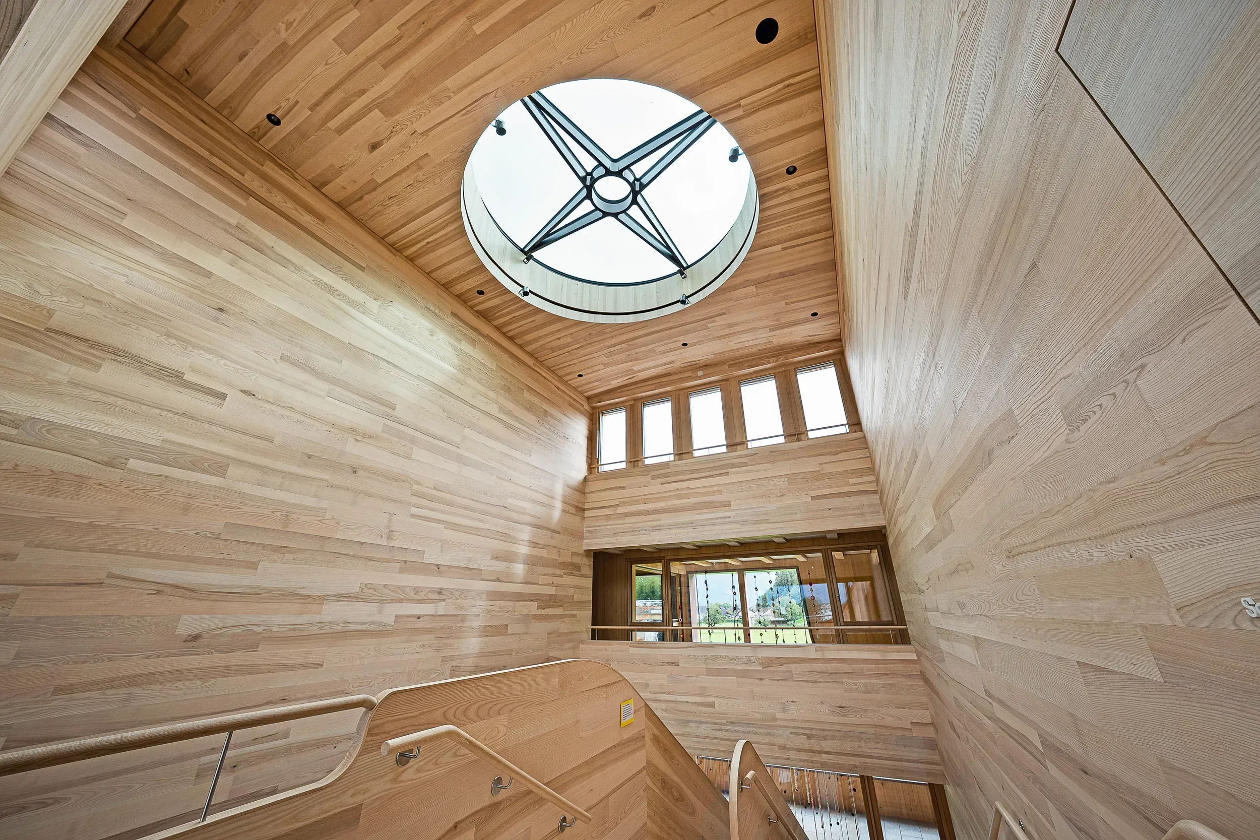 Rundes Oblicht in der Holzdecke Anischt von Innen nach aussen
