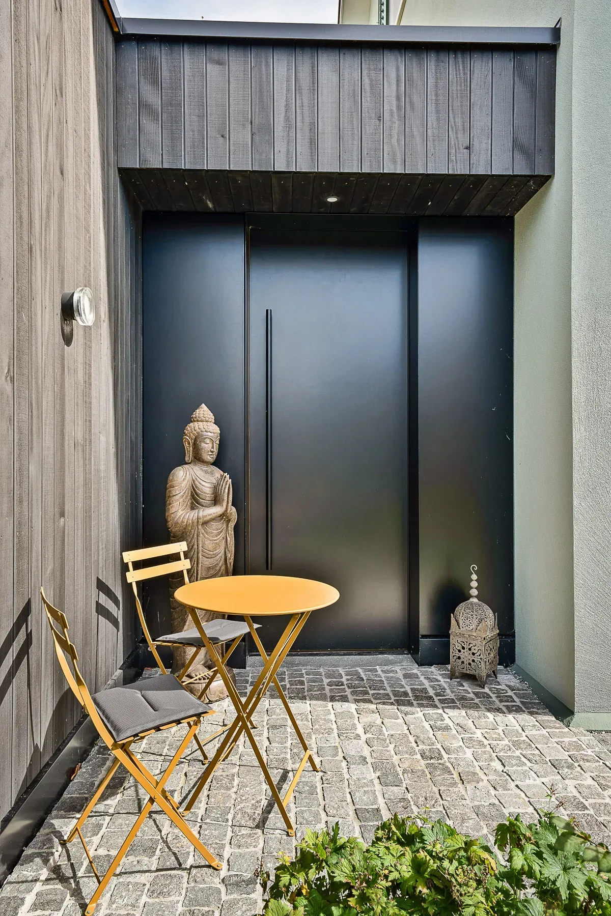 Schwarze Haustüre aus Aluminium von Hörmann ThermoSafe — Eingangsbereich Maienfeld