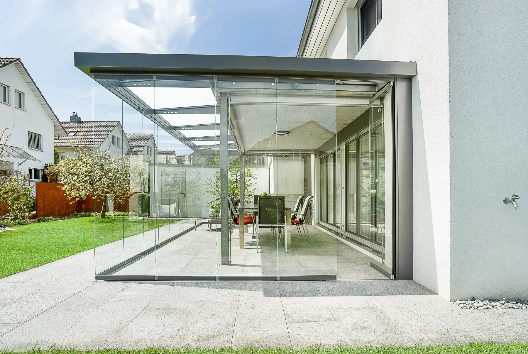 Seitenansicht der geschlossenen Sitzplatzverglastung SL 25 von Solarlux mit geöffneter Türe, Nachher