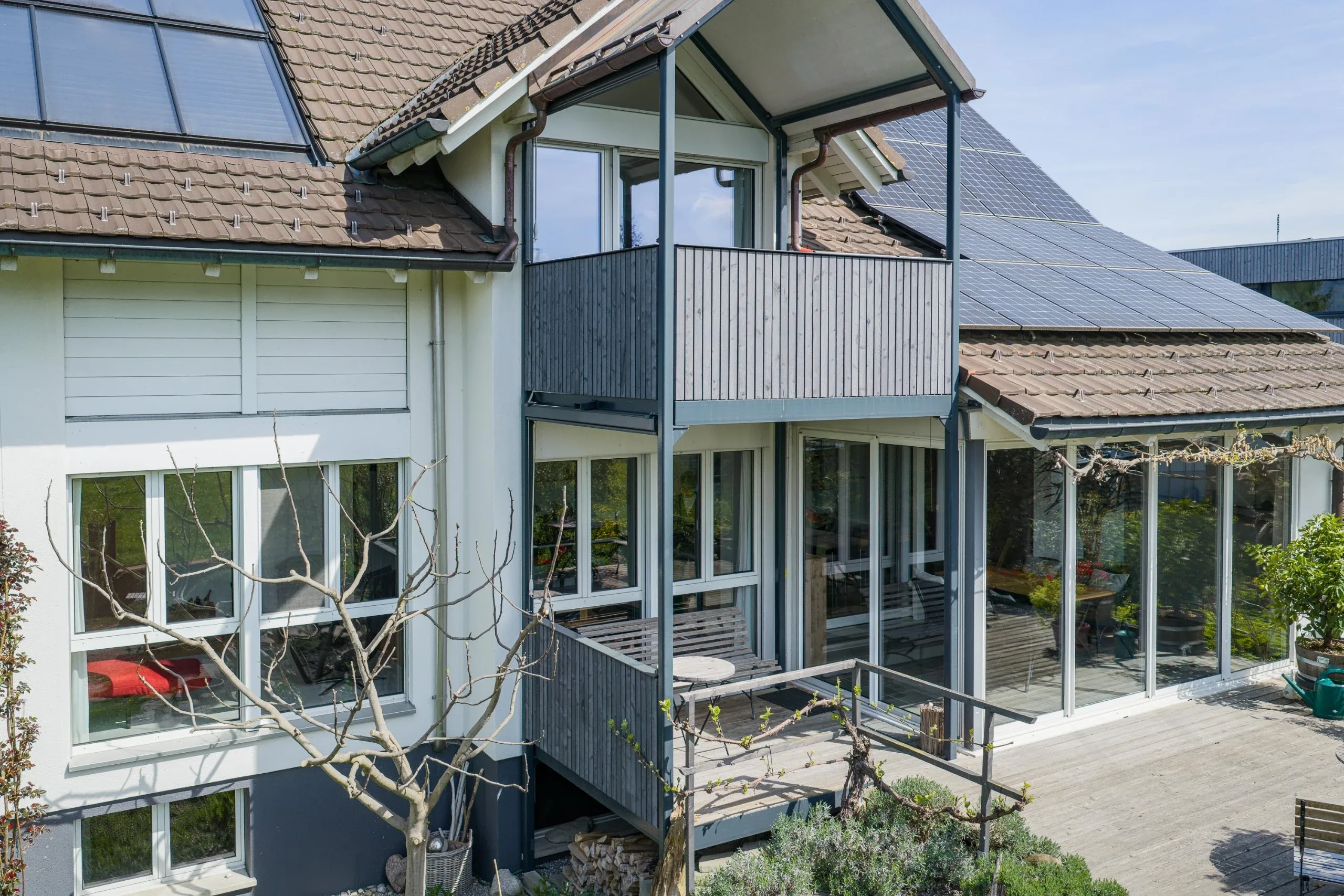 Seitlicher Blick auf einen neuen Balkon bei einem EFH 