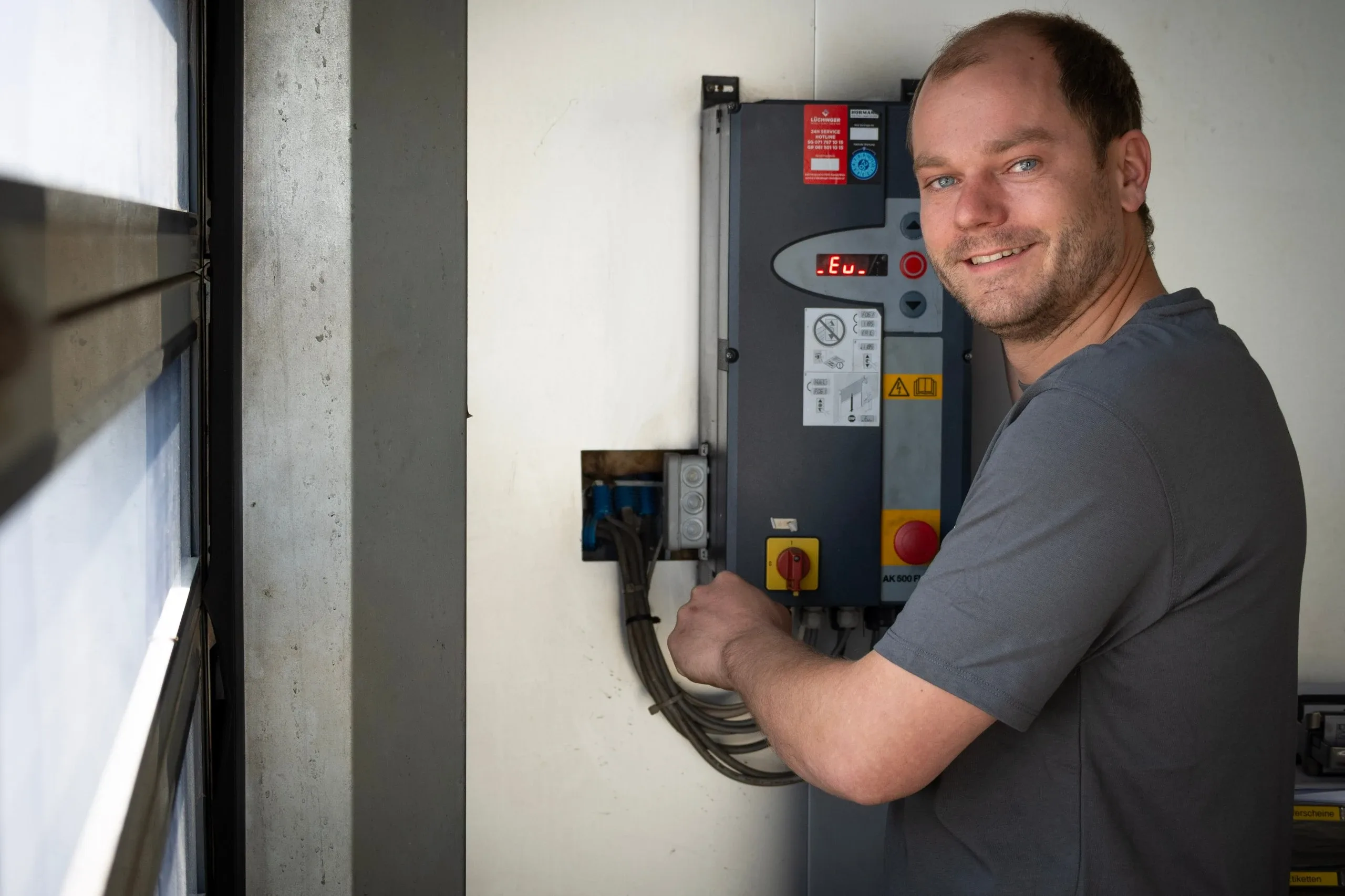 Servicetechniker bei der Wartungsarbeit an einem Industrietor