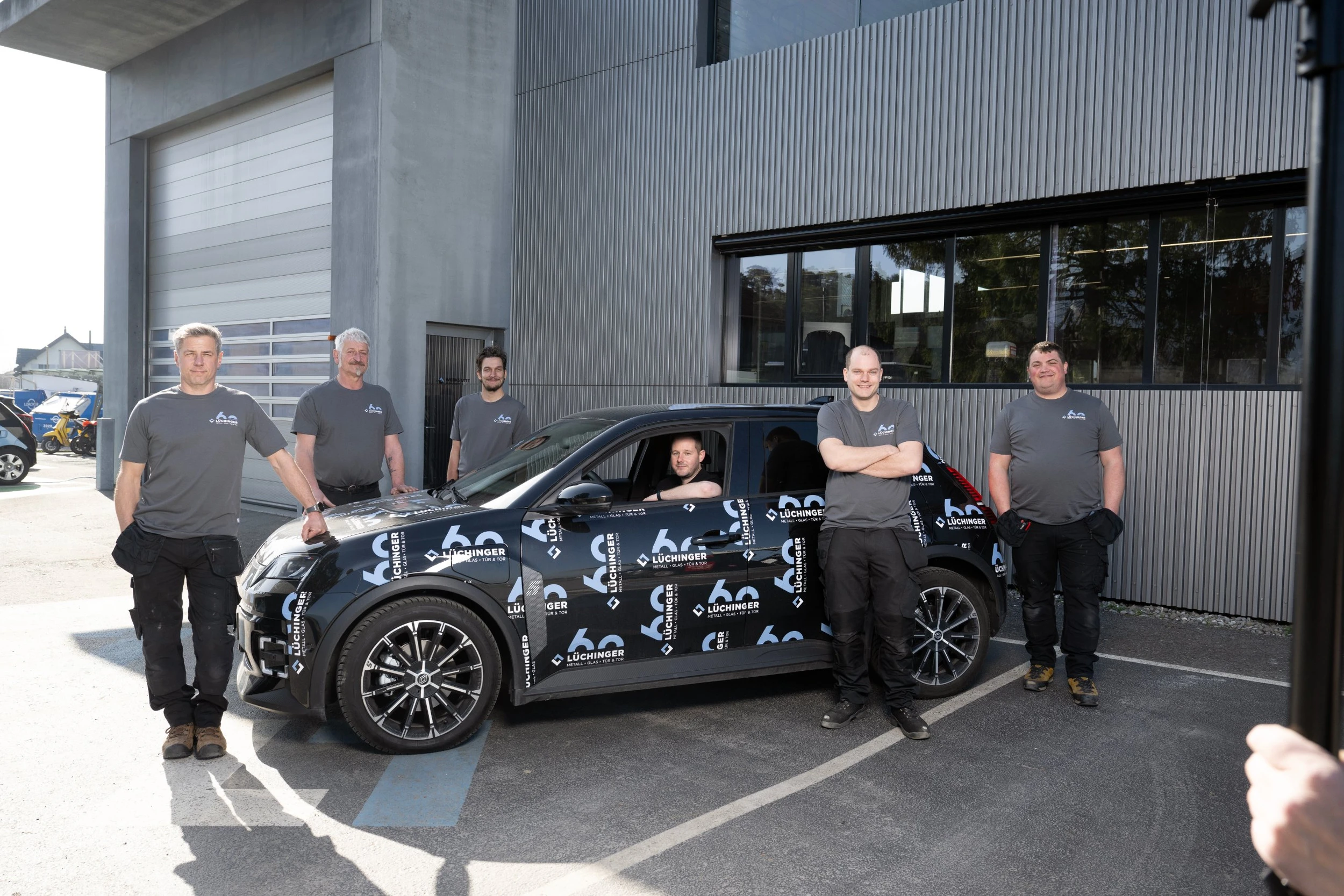 Servicetechniker der Lüchinger Metallbau mit dem Jubiläumsauto