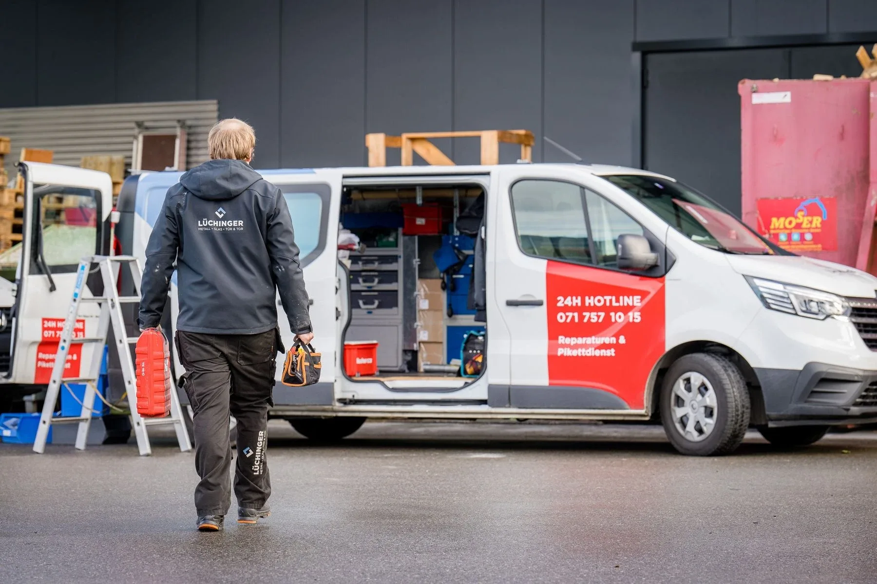 Servicetechniker mit Servicebus im Hintergrund