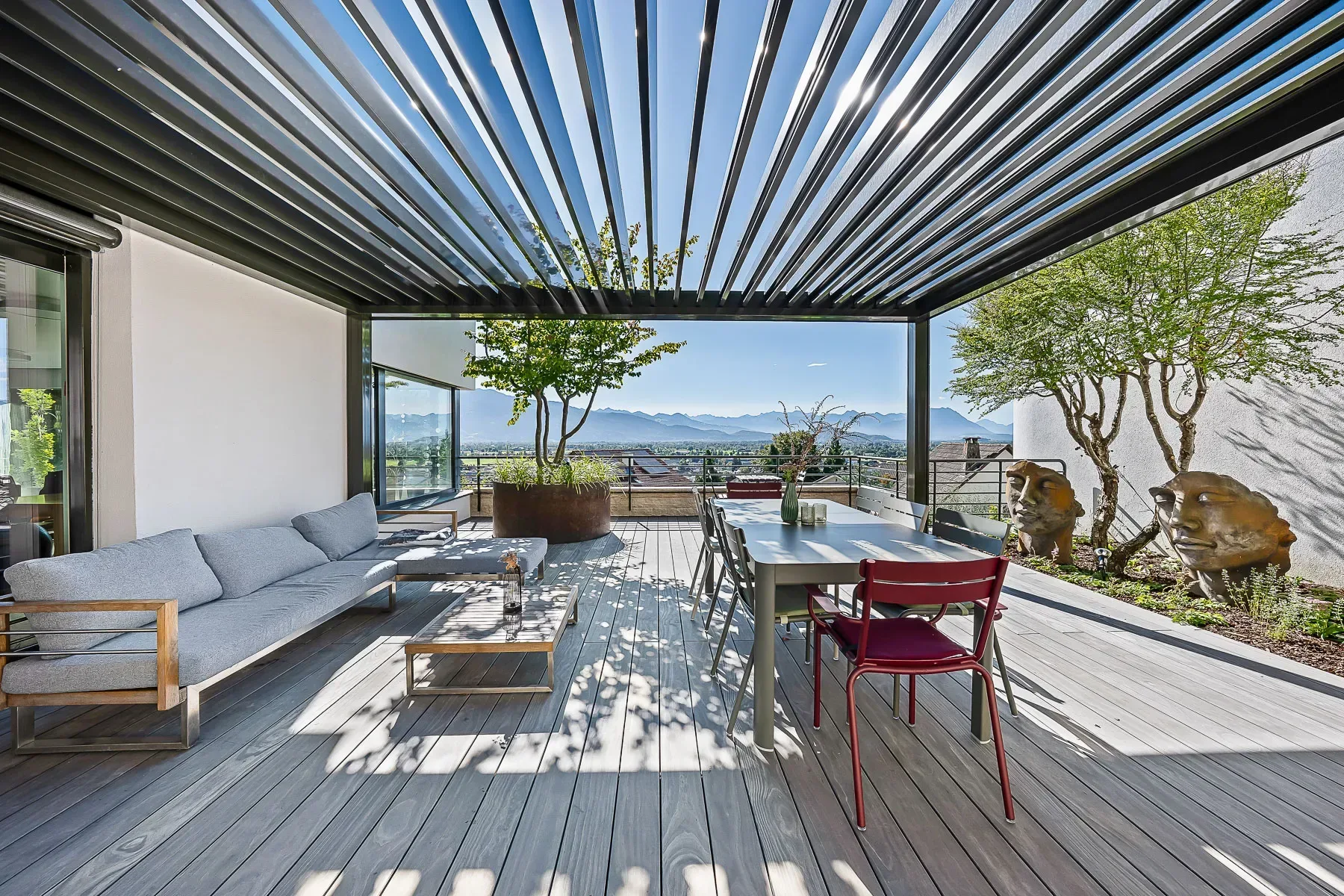 Sitzplatzüberdachung mit offenem Lamellendach, Blick auf die Alpen