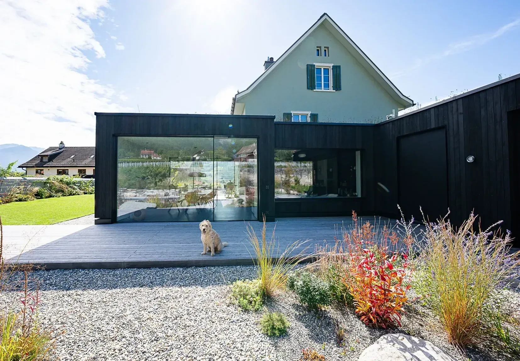 Sky-Frame-Verglasung mit Hund auf Holzterrasse — Anbau Maienfeld
