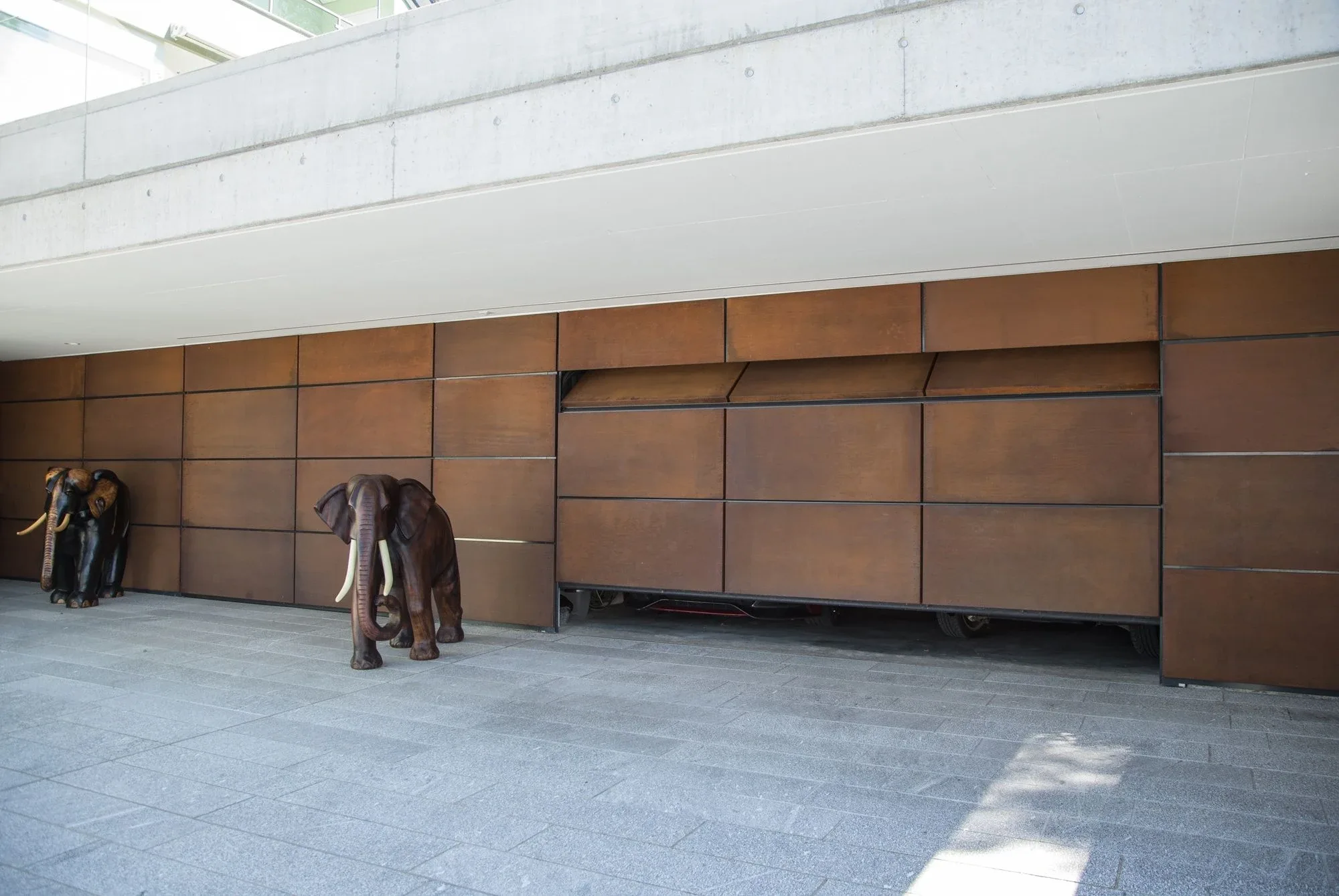 Spezialgaragentor mit Rostblechen verkleidet