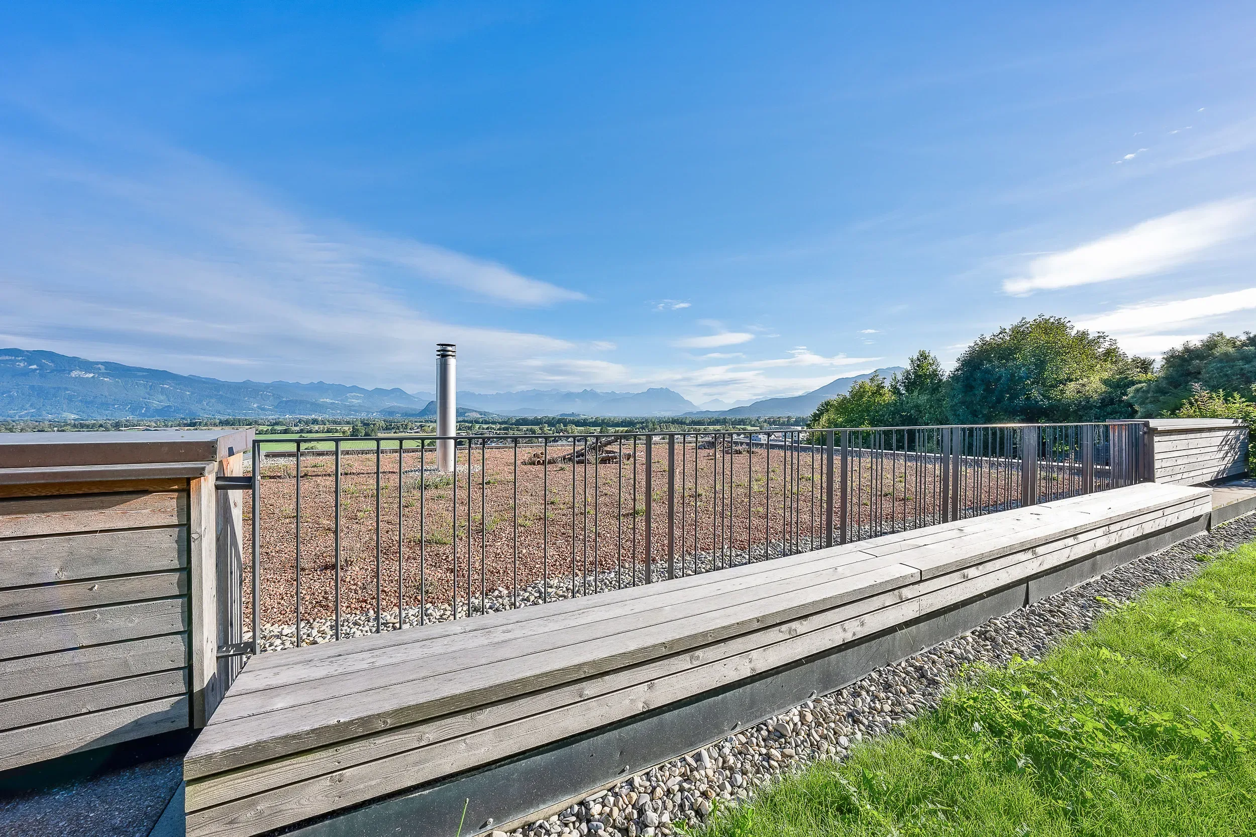 Stahl-Geländer mit Rundstahlstaketen und Holzsitzbank auf Dachterrasse — Marbach