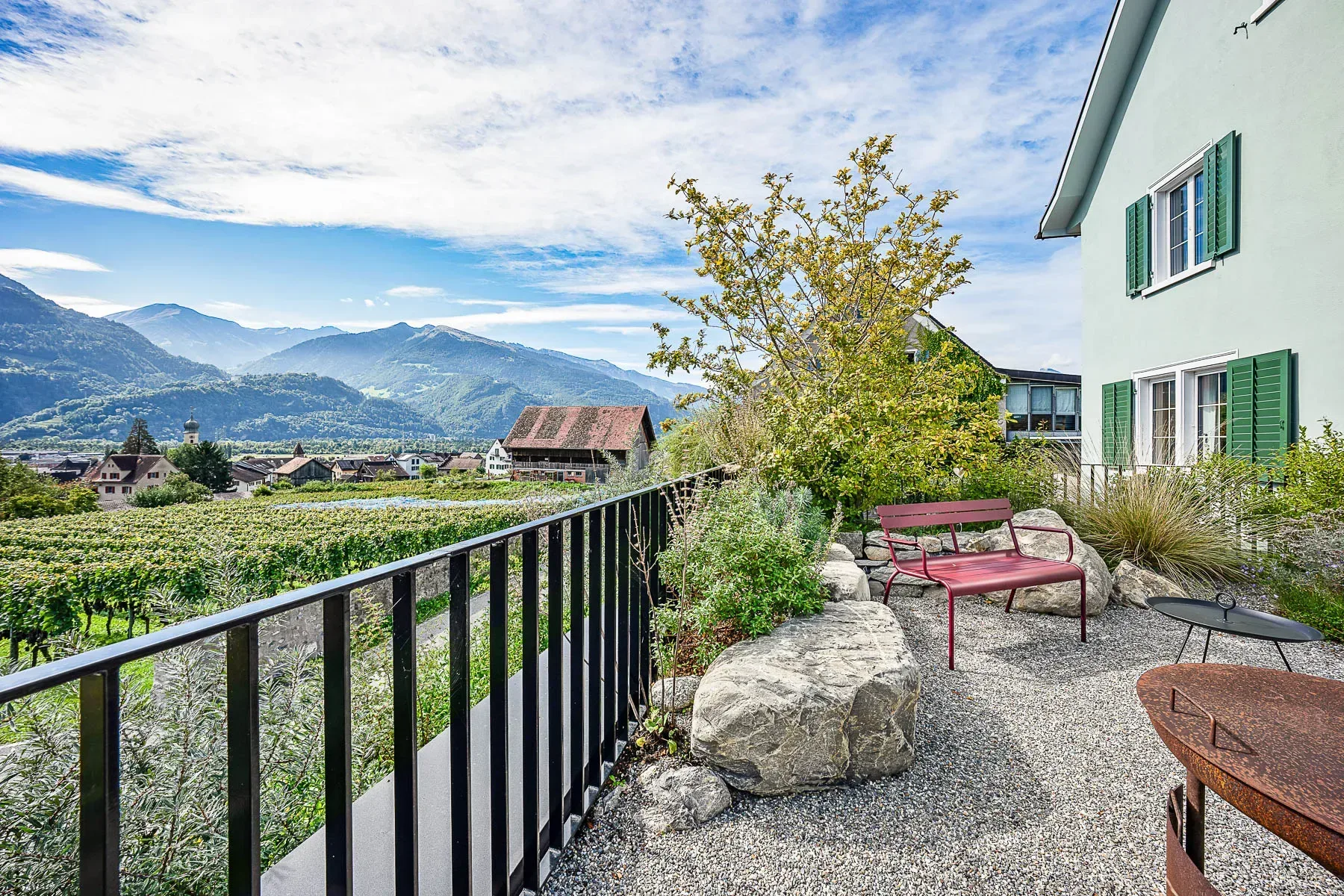 Staketengeländer aus Flachstahl auf Dachterrasse mit Bergblick — Maienfeld
