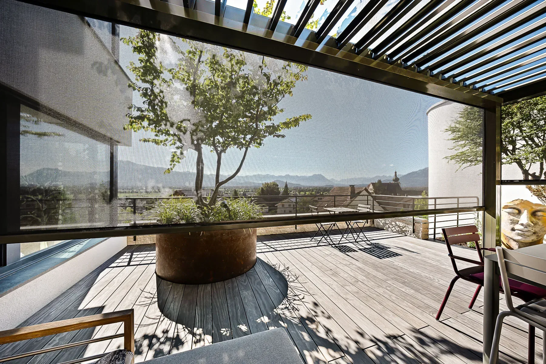 Terrassendachlamellen geöffnet mit teilweise geschlossenen Screens