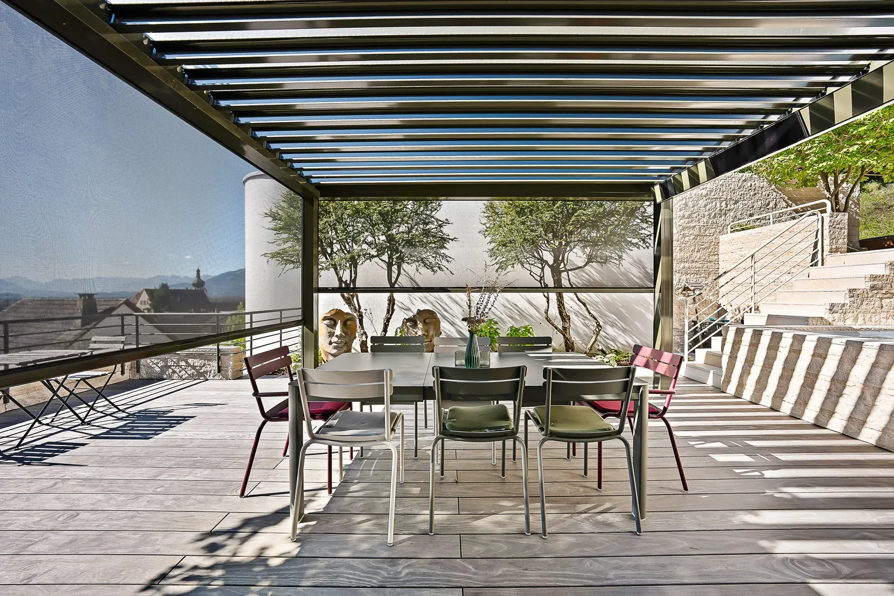 Terrassenüberdachung mit geöffneten Dachlamellen und teilweise geschlossenen Screens