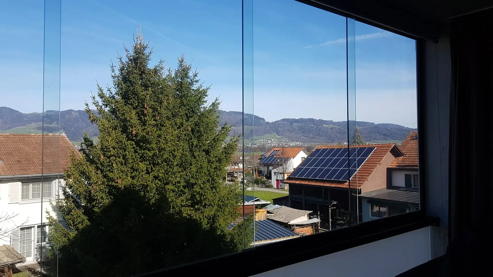 Balkonverglasung mit Ganzglas Schiebeelementen