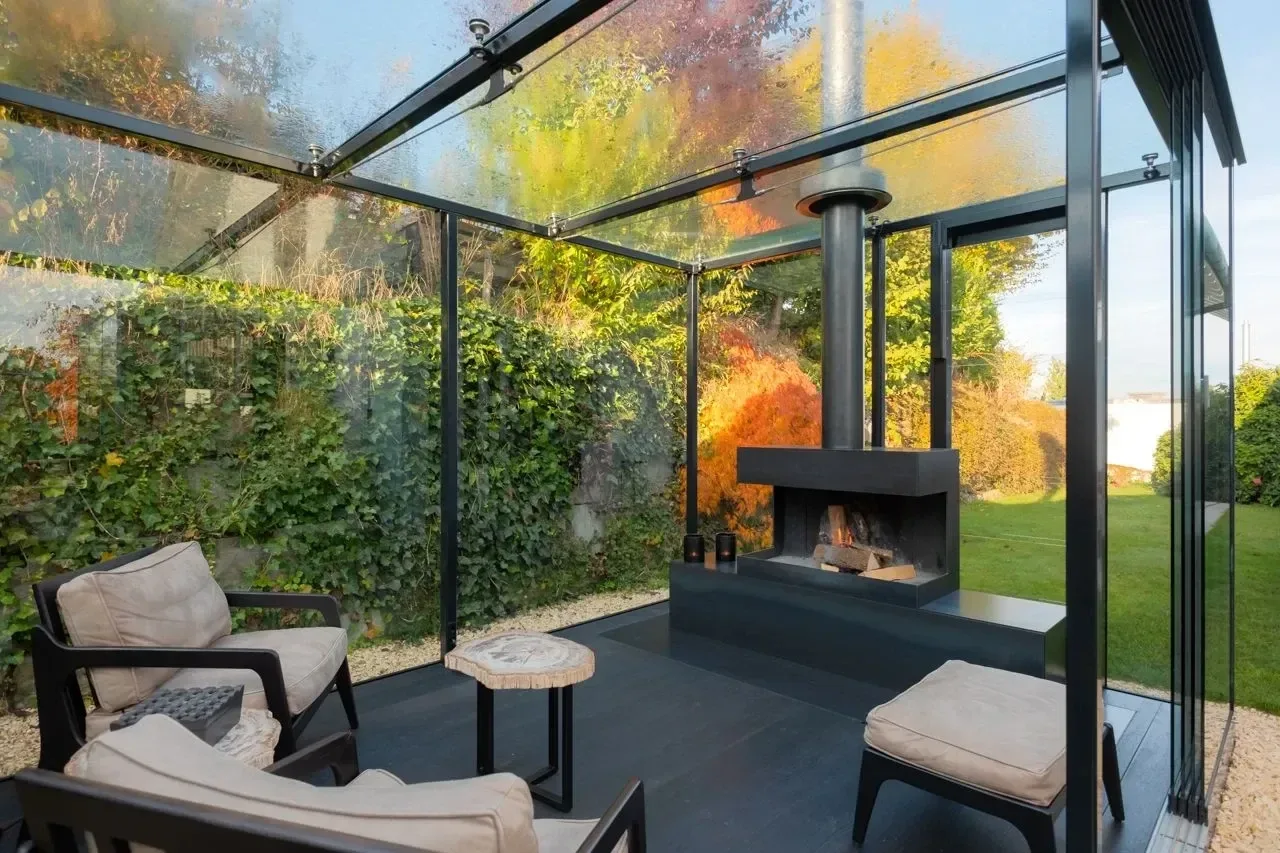 Innenaufnahme der Outdoor Cigar Lounge mit loungesessel und Cheminée