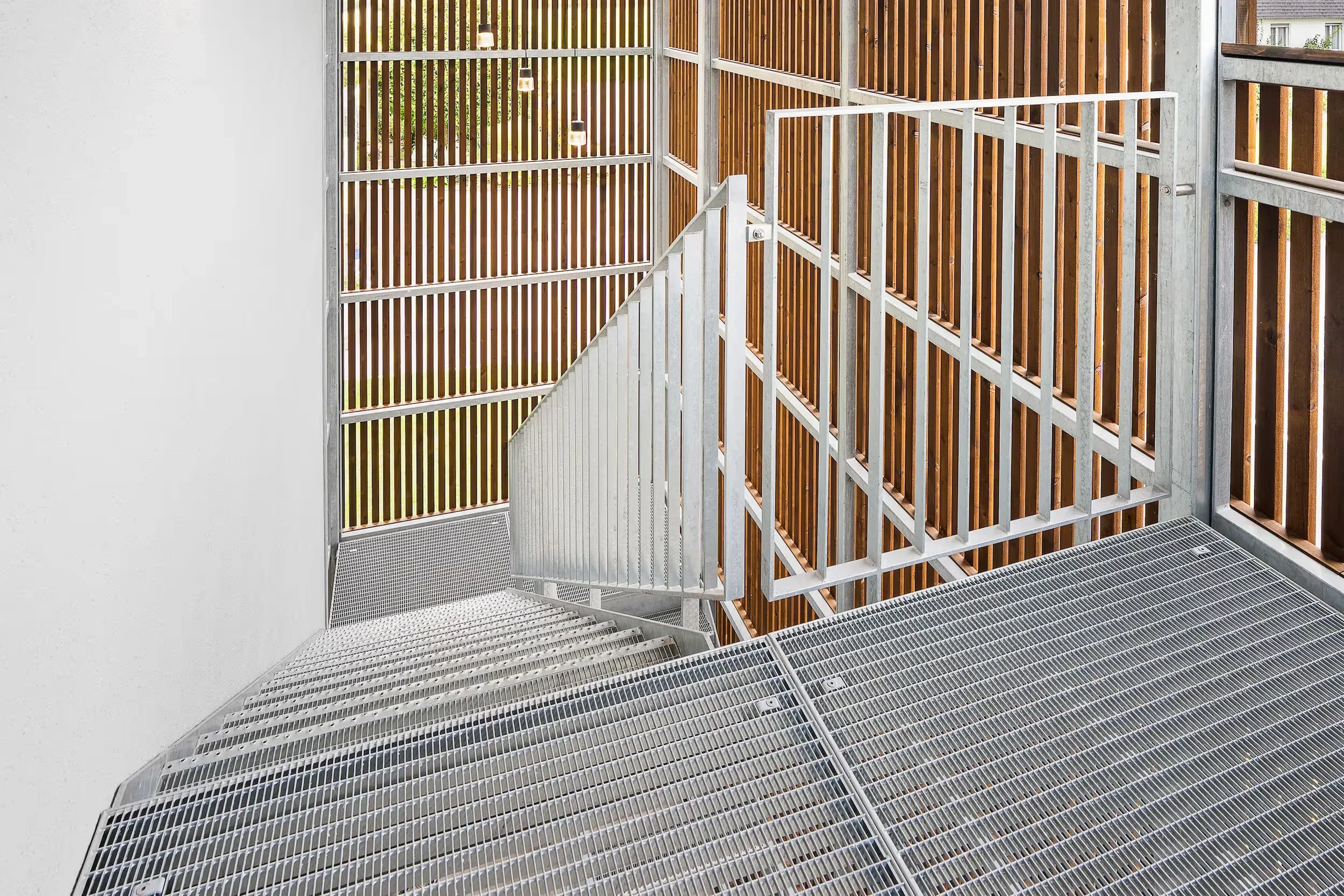 Treppenturm mit Staketengeländer, Blick von oben nach unten. Turm seitlich im Holzlatten verkleidet