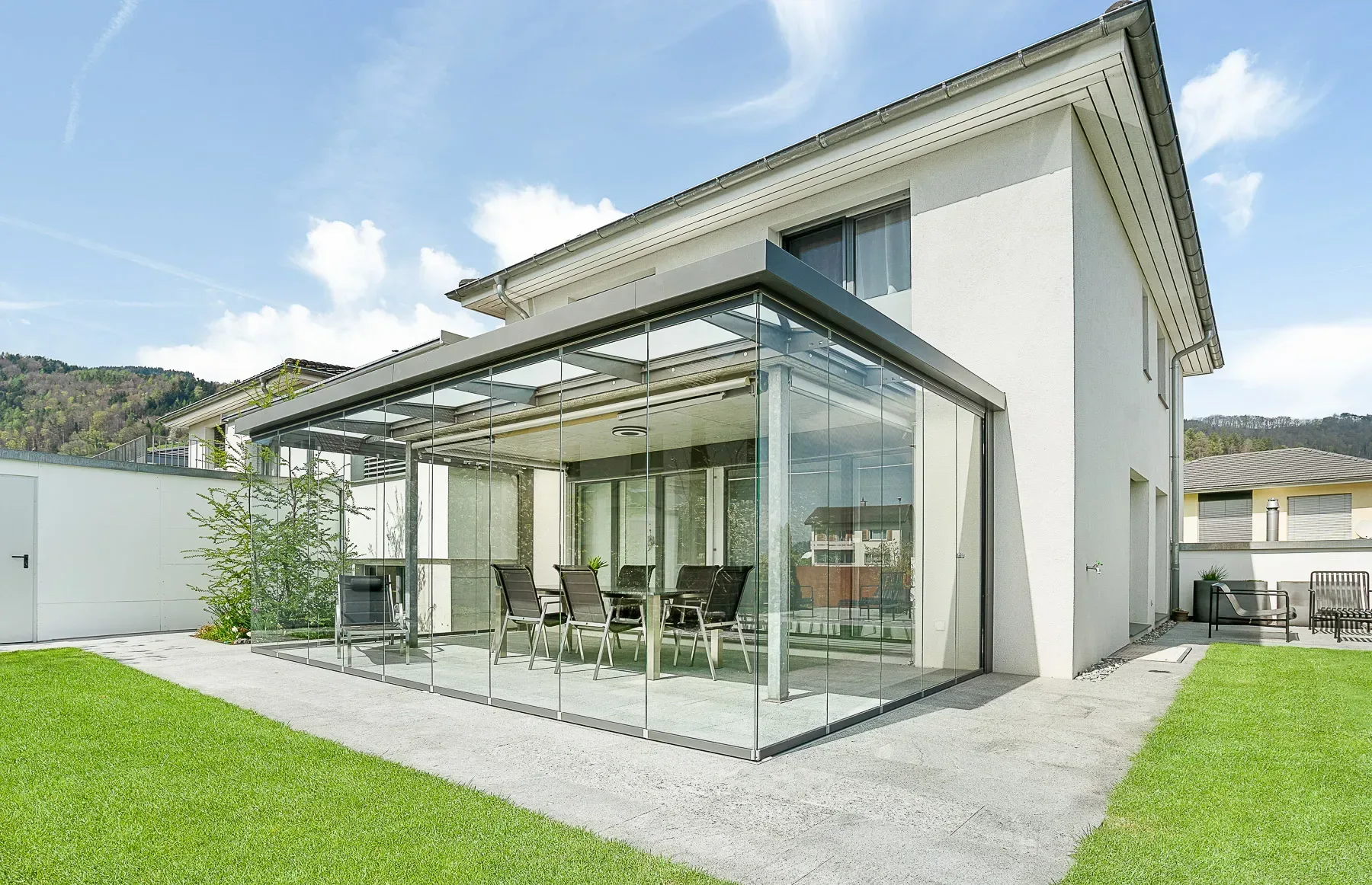 Verschlossene Schiebe-Dreh-Verglasung SL25 von Solarlux für mehr Licht im Gebäude, Nachher