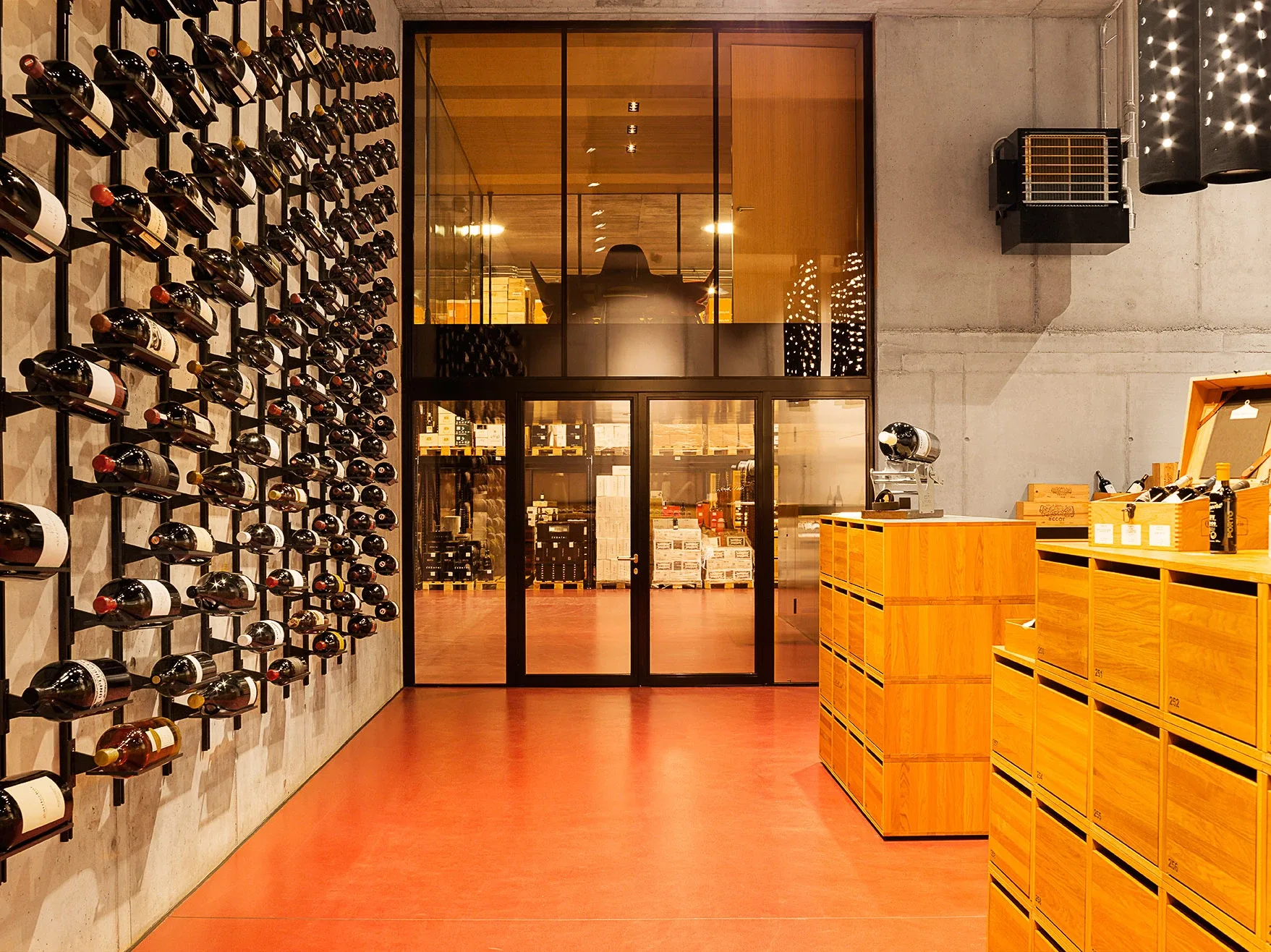 Weinlager der Secli Weinwelt mit Weinwand-Display und Brandschutztüre
